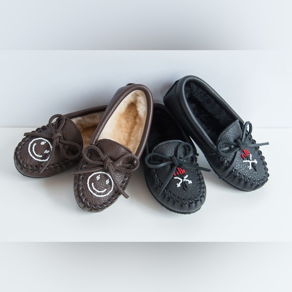 🆕 NWT Minnetonka x Opening Ceremony Beaded Smile Slipper Kids Moccasin - Picture 2 of 9